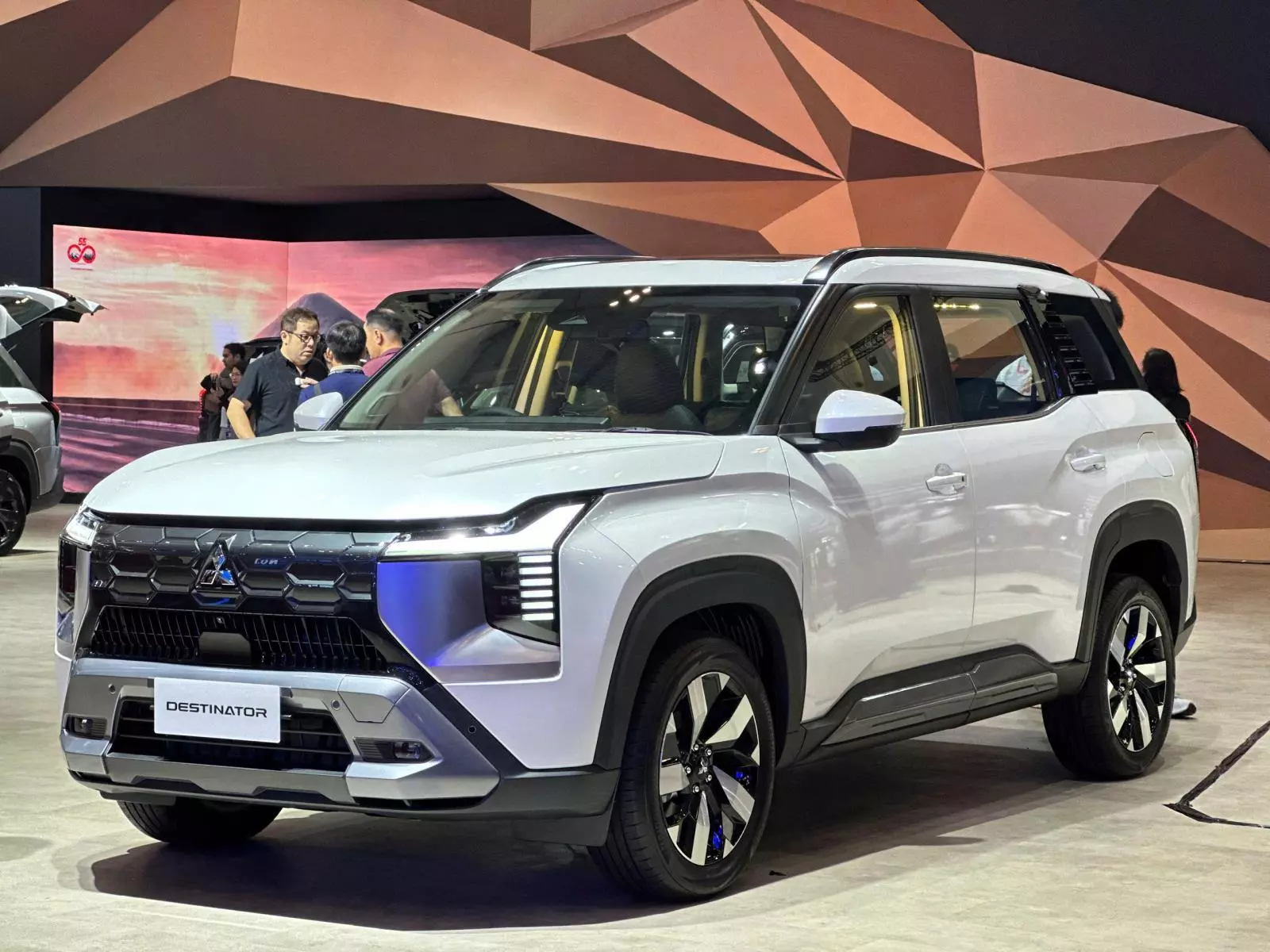 Cập nhật giá xe Mitsubishi Destinator 