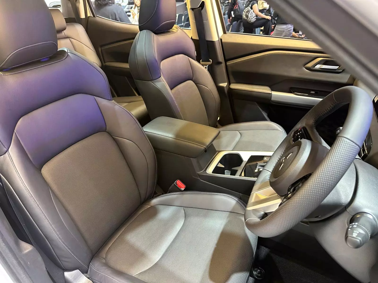 Ghế trước chỉnh điện.