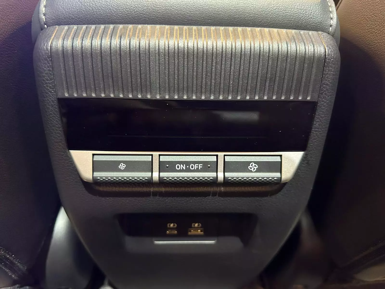 Cổng kết nối USB-A và USB-C có cho tất cả hàng ghế.