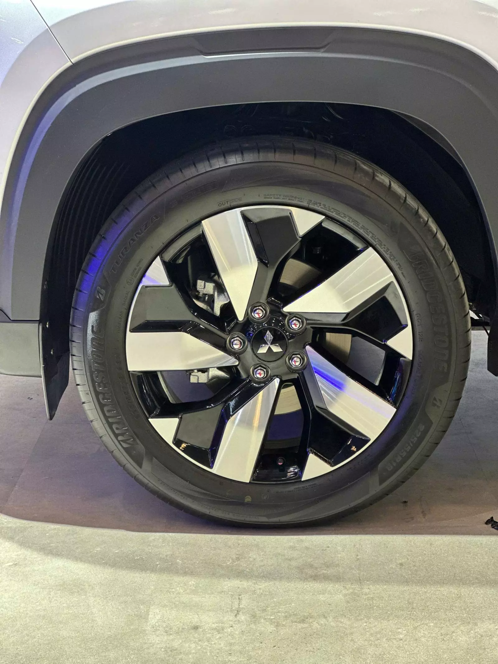 La-zăng 18 inch phối 2 tông màu thể thao trên bản Ultimate