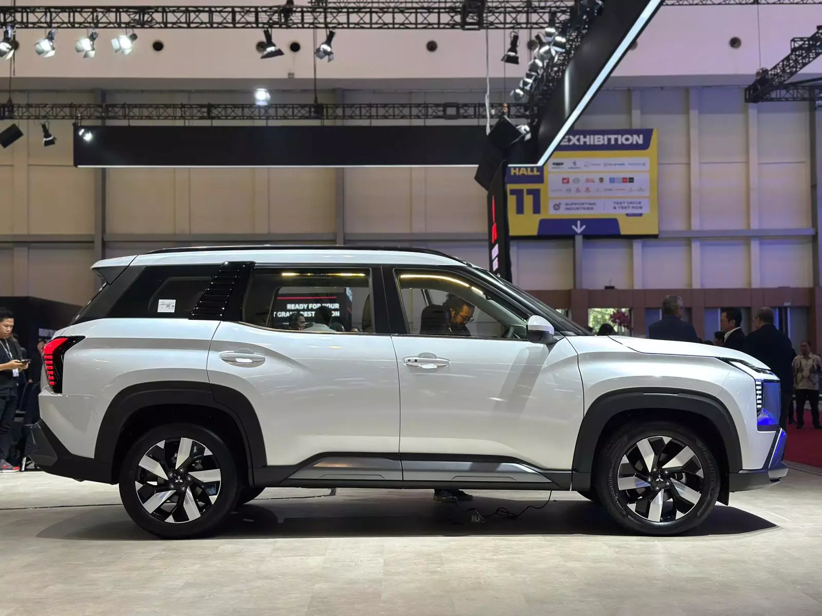 Kích thước Mitsubishi Destinator lớn hơn Mazda CX-5 và cả Honda CR-V.