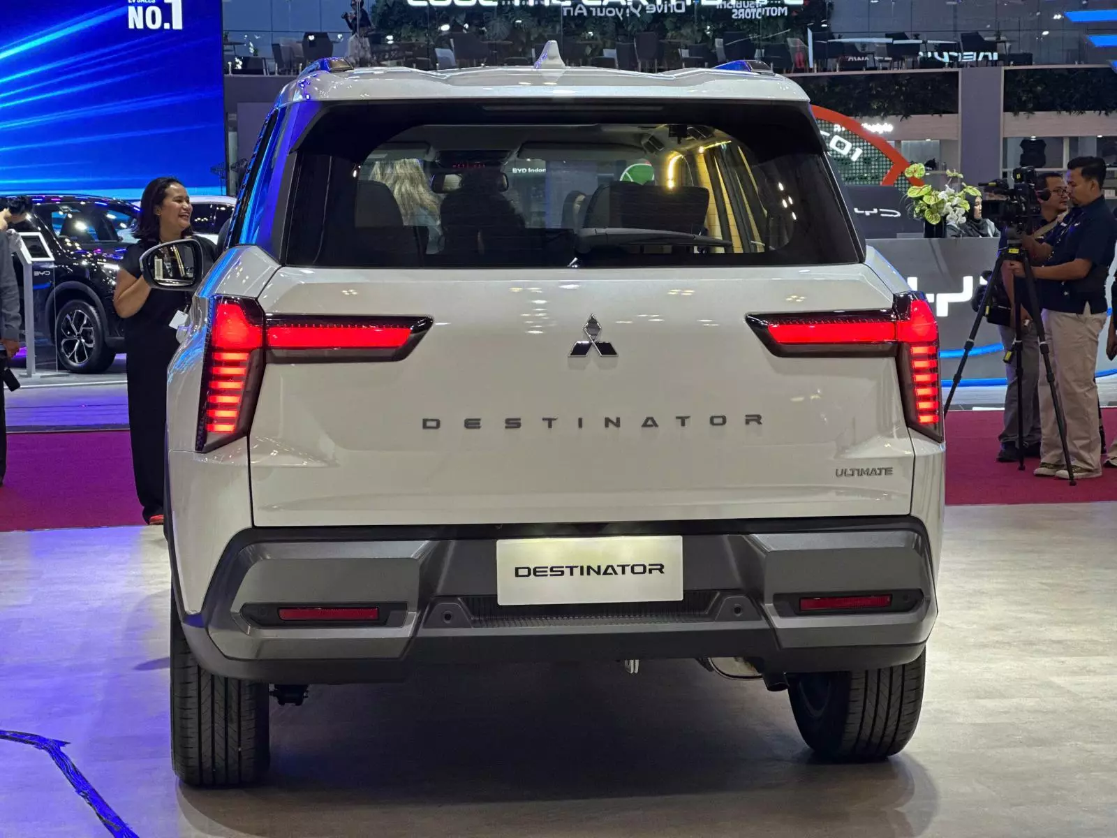 Đuôi xe Mitsubishi Destinator.